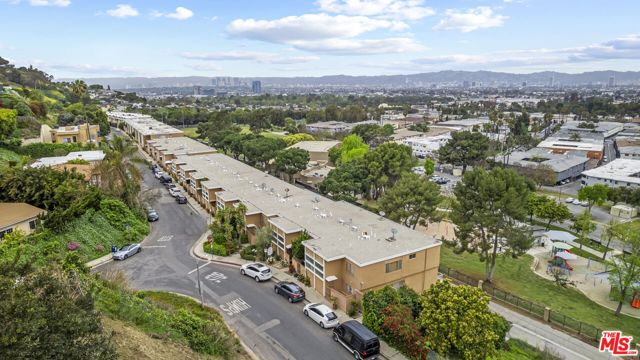 4553 Don Ricardo Drive, Los Angeles CA: https://media.crmls.org/mediaz/9f40d278-0919-4dcf-b3d4-1b80a55545c6.jpg