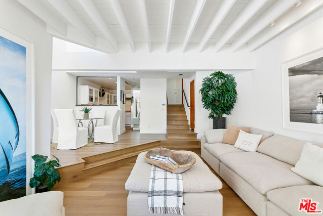 29221 Heathercliff Road, Malibu CA: https://media.crmls.org/mediaz/9f42d072-285a-4218-bbb4-843d9d5b924d.jpg
