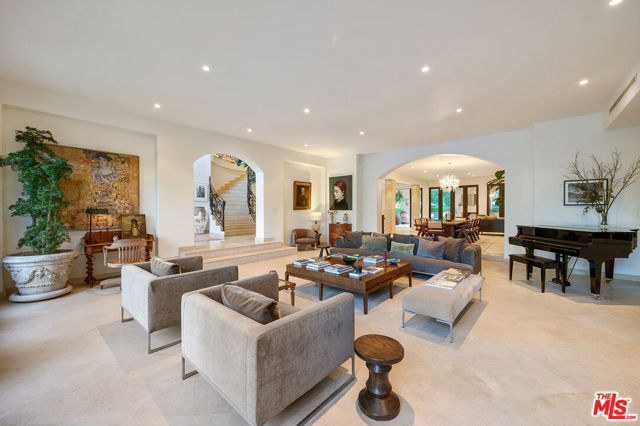 623 N ALTA Drive, Beverly Hills CA: https://media.crmls.org/mediaz/9f445a5d-4f57-40d1-86a7-929ccdef8124.jpg
