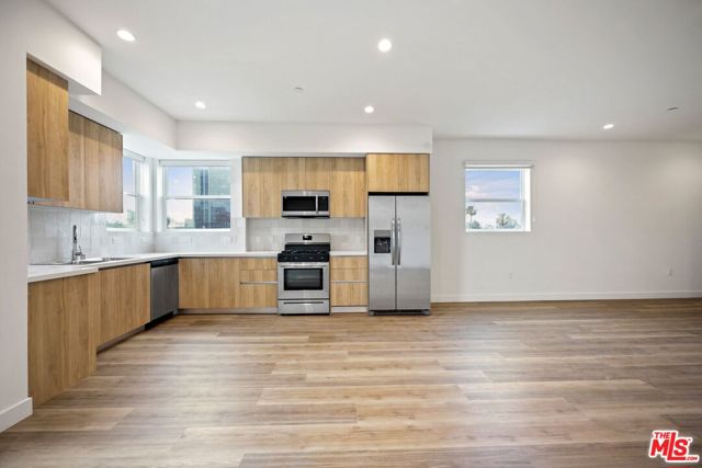 11668 Darlington Avenue, Los Angeles CA: https://media.crmls.org/mediaz/9f44d76c-4581-4890-abee-c38a49a29f52.jpg