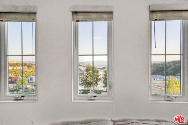 20818 W Bur Oak Circle, Porter Ranch CA: https://media.crmls.org/mediaz/9f45125d-a9fc-43d5-ade9-e098d8c1f21e.jpg