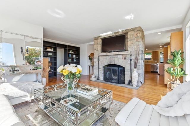 28 Marina Court Dr, San Rafael CA: https://media.crmls.org/mediaz/9f45f275-0640-413d-b28b-e85279548deb.jpg