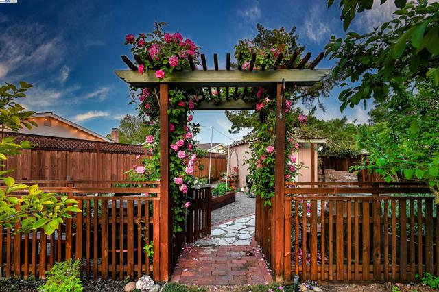 6701 Taffy Ct, Pleasanton CA: https://media.crmls.org/mediaz/9f462a80-64fe-411e-b9c1-9625d5b7ee96.jpg