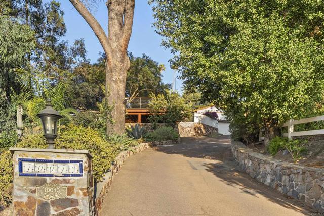 10013 Pandora Drive, La Mesa CA: https://media.crmls.org/mediaz/9f46491a-2c0f-4ca8-ae11-70f0878858dd.jpg
