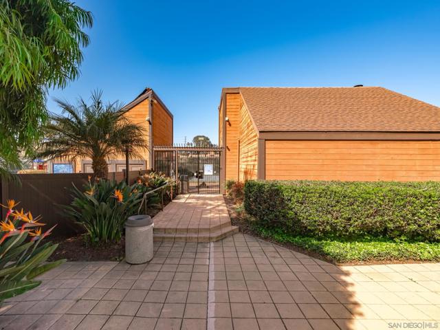2298 Caminito Pajarito, San Diego CA: https://media.crmls.org/mediaz/9f46b455-9e07-4c30-87f9-cd81a6276f65.jpg