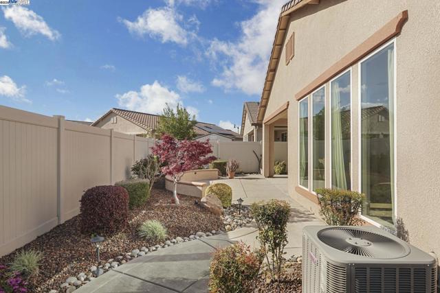2961 Clear Point Way, Manteca CA: https://media.crmls.org/mediaz/9f4718a6-67a6-4480-9d32-c419e05d8179.jpg