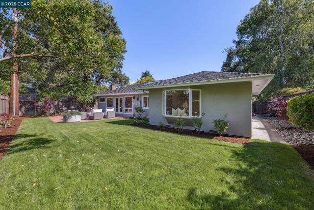 241 E Creek Dr, Menlo Park CA: https://media.crmls.org/mediaz/9f473dfe-da50-4e89-8f43-3b86b5e136c1.jpg