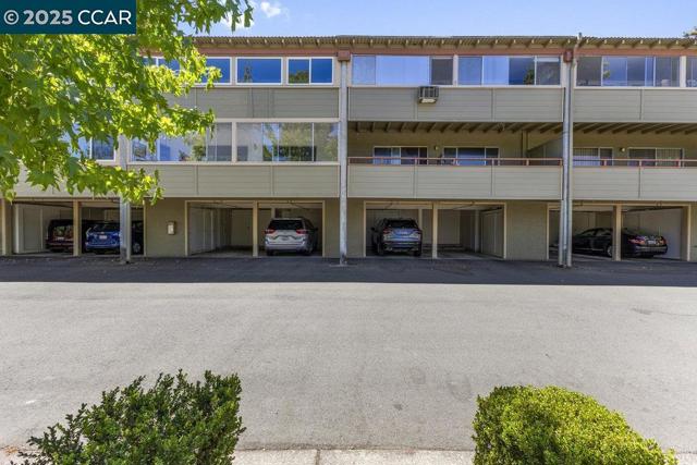 1833 Skycrest Dr, Walnut Creek CA: https://media.crmls.org/mediaz/9f47635e-61ea-4ab9-a0d0-15c3abcb9ab6.jpg