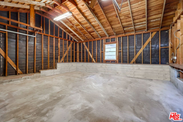 7951 Glenties Lane, Sunland CA: https://media.crmls.org/mediaz/9f487c20-3f2a-4bd3-93c2-251a959e2bc6.jpg