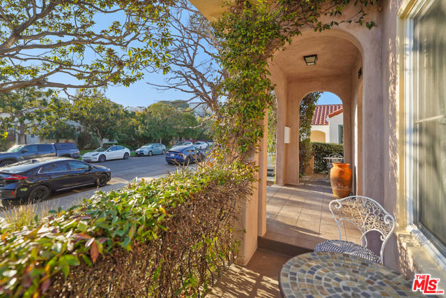 236 S 5th Avenue, Venice CA: https://media.crmls.org/mediaz/9f4a6d0a-e999-48a2-8901-9e3d6c7d455c.jpg