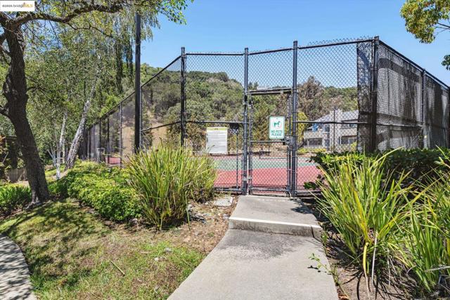 630 Canyon Oaks Dr, Oakland CA: https://media.crmls.org/mediaz/9f4a8512-85a2-41d0-b644-b4f60c8f421b.jpg