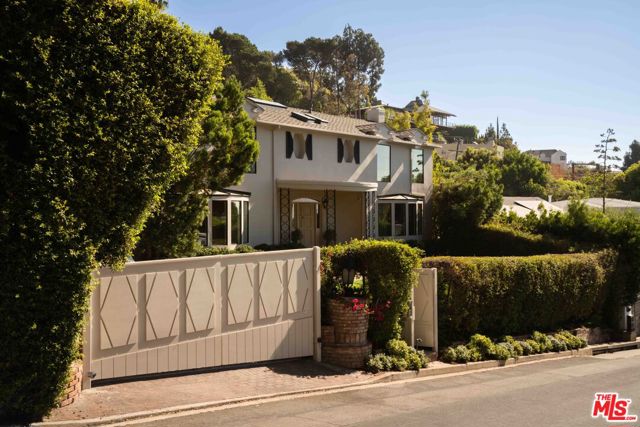 1364 Londonderry Place, Los Angeles CA: https://media.crmls.org/mediaz/9f4adc36-cd37-450d-95b4-ae4b5e5db11a.jpg