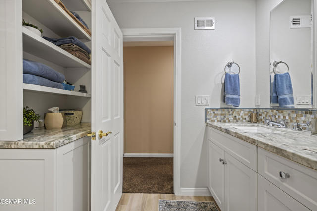 554 Lone Oak Drive, Thousand Oaks CA: https://media.crmls.org/mediaz/9f4af15c-a8cc-453b-8617-ad9e20da4274.jpg