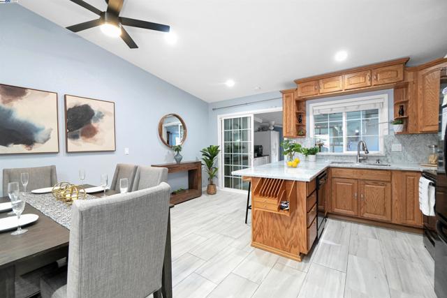 22633 Mossy Rock Drive, Hayward CA: https://media.crmls.org/mediaz/9f4b679e-926f-478b-9b89-46c8fbbdce5e.jpg