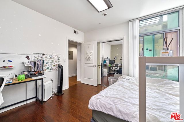 332 S Oxford Avenue, Los Angeles CA: https://media.crmls.org/mediaz/9f4d9c78-9efa-464e-8c12-c845bdabdc0d.jpg