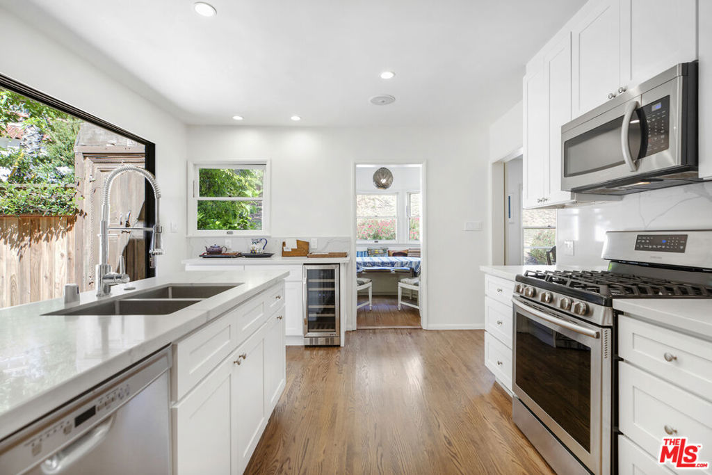 https://media.crmls.org/mediaz/9f4df732-1306-4ce0-9b2e-c6e9ad8b0548.jpg?preset=X-Large