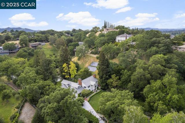32 Kensington Ct, Alamo CA: https://media.crmls.org/mediaz/9f4dfac3-9243-4572-b603-4857f00352c7.jpg