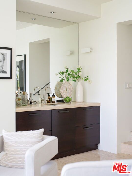 8932 St Ives Drive, Los Angeles CA: https://media.crmls.org/mediaz/9f4f902c-d647-4e86-b75b-953bad39175e.jpg