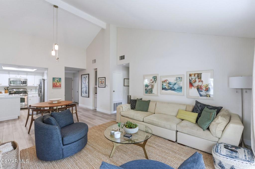 https://media.crmls.org/mediaz/9f500ec0-28c6-46be-8de1-a3b2d1b7542c.jpg?preset=X-Large