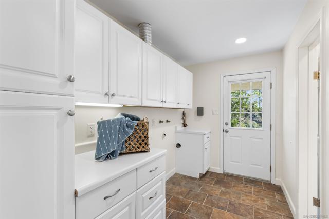 25311 Jesmond Dene Road, Escondido CA: https://media.crmls.org/mediaz/9f502eaf-a70b-4504-b67e-fd9081fb7d6f.jpg