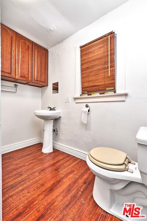 1147 S Mariposa Avenue, Los Angeles CA: https://media.crmls.org/mediaz/9f50c2d6-d98a-4601-90cc-6f3cf53abb24.jpg