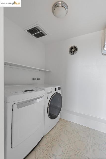 11718 Cranford Way, Oakland CA: https://media.crmls.org/mediaz/9f515076-96f8-408a-91df-536eee17b1ad.jpg