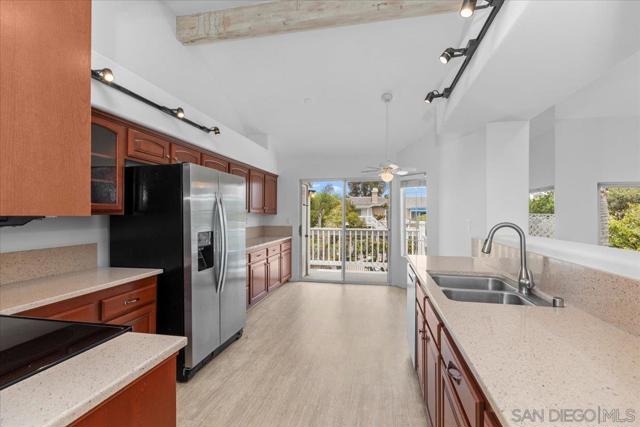 8585 Via Mallorca, La Jolla CA: https://media.crmls.org/mediaz/9f5195c2-6d2d-4c82-aca5-9241f18a845c.jpg