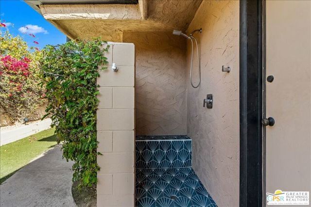 5365 E Cherry Hills Drive, Palm Springs CA: https://media.crmls.org/mediaz/9f521ce9-1529-445e-aeb0-882b203169da.jpg