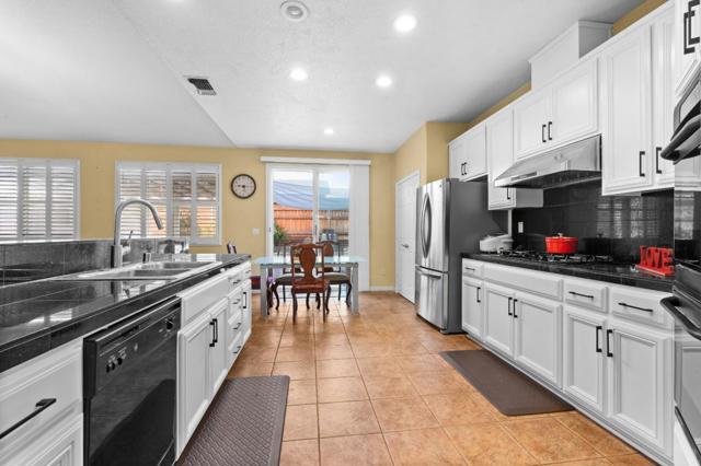 354 Vasconcellos Avenue, Manteca CA: https://media.crmls.org/mediaz/9f52248e-d2cd-41e5-b6b7-55c46b746bec.jpg