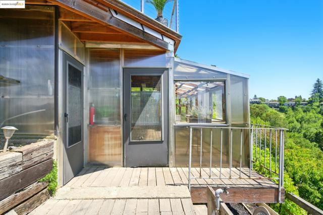 25 Holyrood Manor, Oakland CA: https://media.crmls.org/mediaz/9f526187-fc5c-4892-8952-b9749f9bb73a.jpg