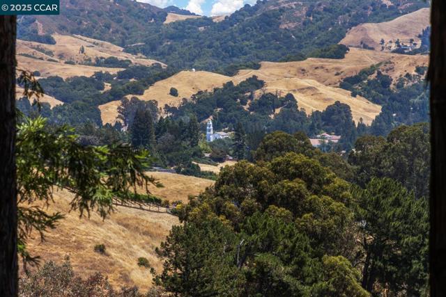 140 Warfield Drive, Moraga CA: https://media.crmls.org/mediaz/9f52b205-9d11-4600-bda3-66940cf5705a.jpg