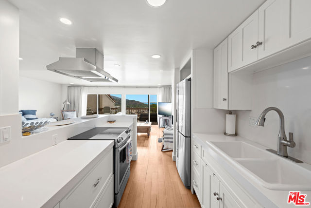 23908 De Ville Way, Malibu CA: https://media.crmls.org/mediaz/9f538f83-ebe2-4506-95eb-77970eb855a7.jpg