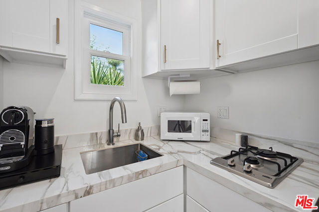 1033 N La Jolla Avenue, West Hollywood CA: https://media.crmls.org/mediaz/9f53a034-bc84-4852-9fb6-ac1144dce0be.jpg