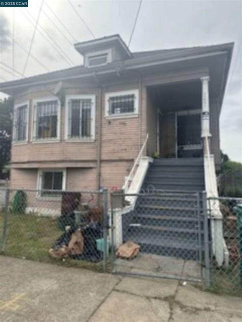 1201 41st Ave, Oakland CA: https://media.crmls.org/mediaz/9f53daeb-52cd-41d4-8d14-d3823c16503c.jpg
