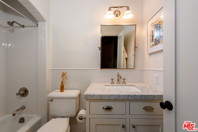 3145 La Suvida Drive, Los Angeles CA: https://media.crmls.org/mediaz/9f54631c-42d9-4031-9c32-ce4844af26ab.jpg