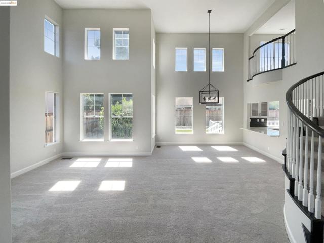 5214 Pavilion Ct, Fairfield CA: https://media.crmls.org/mediaz/9f576fe6-5772-4f0c-9113-df0eea58c18c.jpg