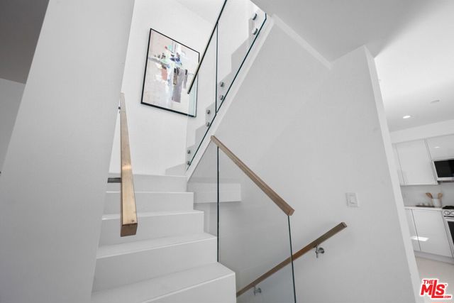 621 N Kings Road, West Hollywood CA: https://media.crmls.org/mediaz/9f57cb83-0b54-45a8-afa3-b19e2159bb97.jpg