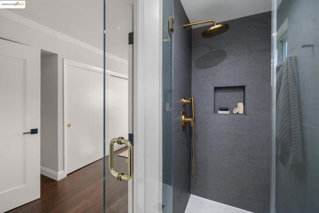 5646 Thornhill Dr, Oakland CA: https://media.crmls.org/mediaz/9f57e0cc-378c-48a0-aeff-39dafecacf76.jpg