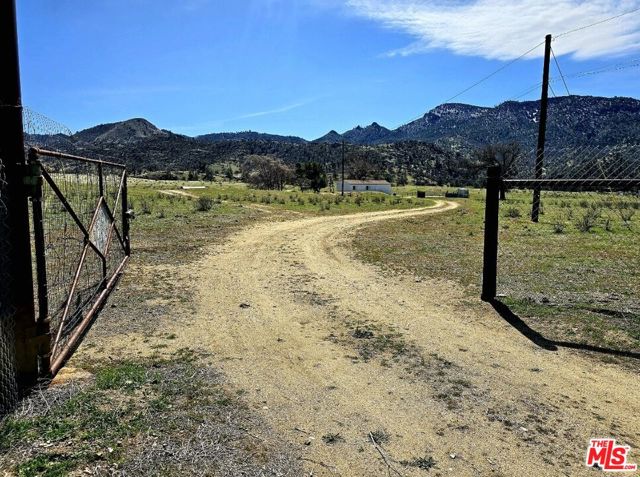 14526 Caliente Creek Road, Caliente CA: https://media.crmls.org/mediaz/9f58197c-6559-4659-adc1-bcefccbf8174.jpg