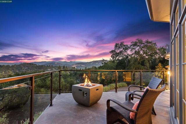 24 La Campana Rd, Orinda CA: https://media.crmls.org/mediaz/9f58cc93-e378-43b3-b53a-b8c7d0cb7d71.jpg
