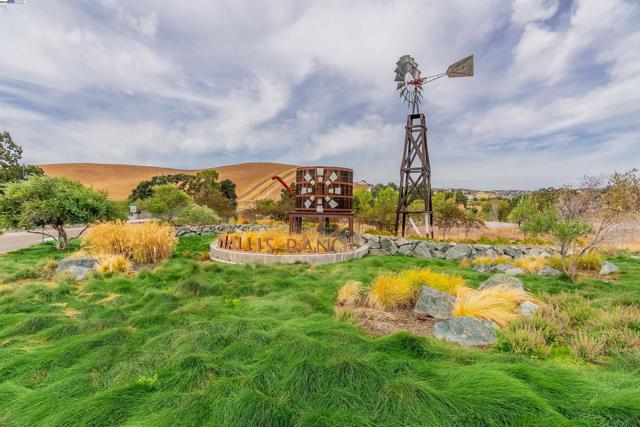 4026 Chalk Hill Way, Dublin CA: https://media.crmls.org/mediaz/9f5954aa-80aa-4c9b-a8f1-4bc1ee7573e4.jpg