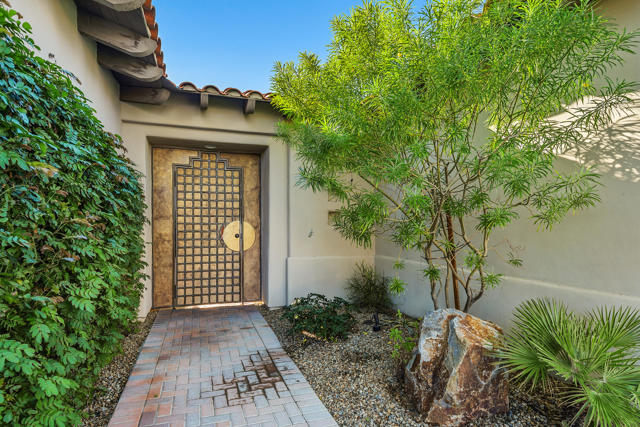 284 Loch Lomond Road, Rancho Mirage CA: https://media.crmls.org/mediaz/9f5967c3-5357-4bcf-a696-6cc83e459929.jpg