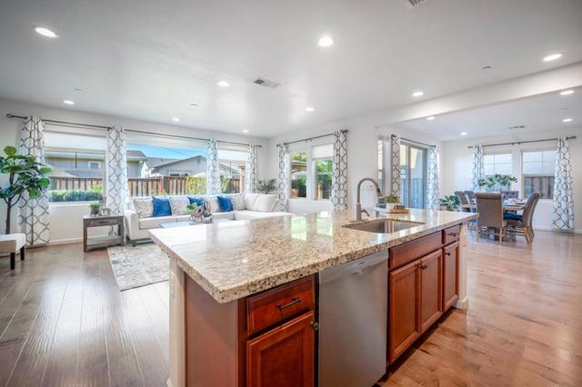 712 Baxter Way, Gilroy CA: https://media.crmls.org/mediaz/9f5a9cc2-a02c-41e4-a3d9-4d8aab00396f.jpg