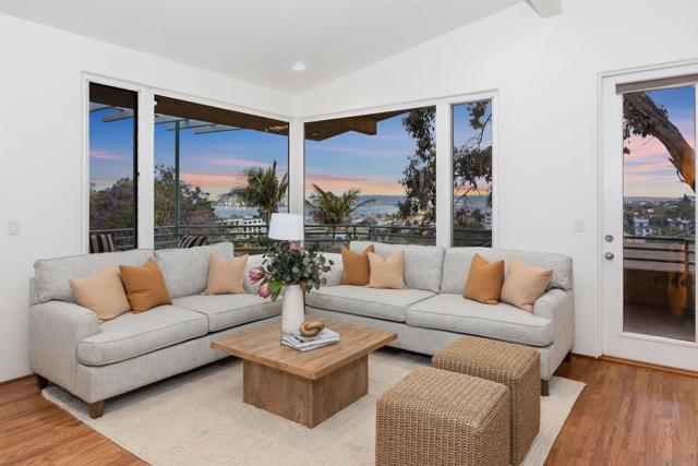 405 W Nutmeg St, San Diego CA: https://media.crmls.org/mediaz/9f5b82d7-880f-4ff8-b33e-a73170ea6a97.jpg