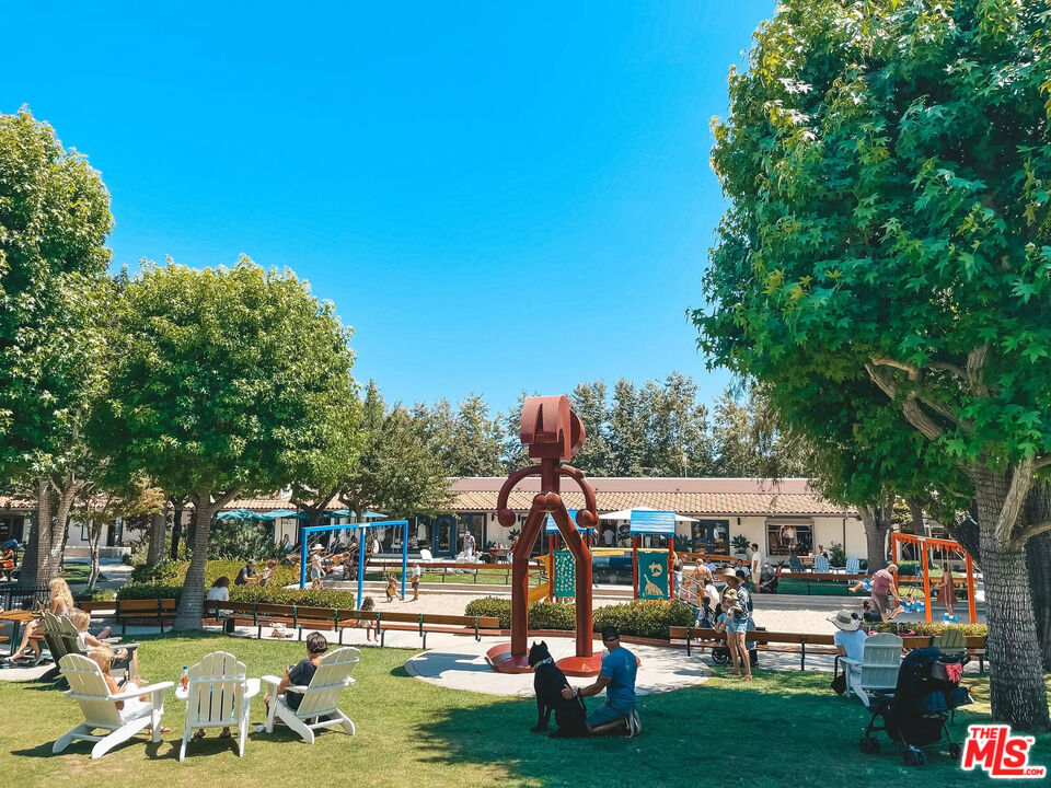 https://media.crmls.org/mediaz/9f5cae7d-777c-4fe6-8c44-e17ccaacf1fa.jpg?preset=X-Large