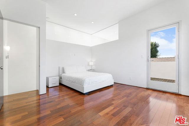 15514 CASIANO Court, Los Angeles CA: https://media.crmls.org/mediaz/9f5d6369-be66-4368-899f-7790f3946f0c.jpg