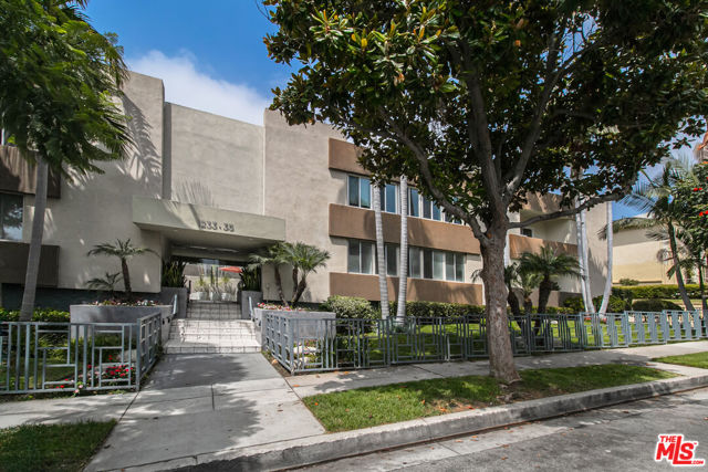 1233 N Laurel Avenue, West Hollywood CA: https://media.crmls.org/mediaz/9f5e66a0-68fe-4d17-962c-c7a156b998f6.jpg