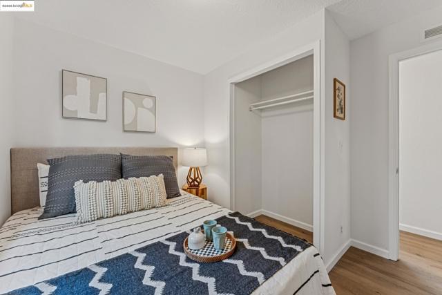 350 Henry St, Oakland CA: https://media.crmls.org/mediaz/9f5ee84a-f9ce-4b59-a143-83e7bb14d150.jpg