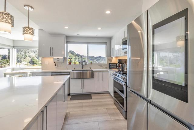 11550 Skyline Boulevard, Oakland CA: https://media.crmls.org/mediaz/9f5feeee-5603-42ff-bed7-a944016c3b97.jpg