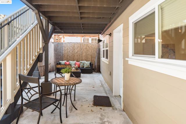 6528 Dover St, Oakland CA: https://media.crmls.org/mediaz/9f605a80-93ad-405d-a363-7529aca4af9c.jpg